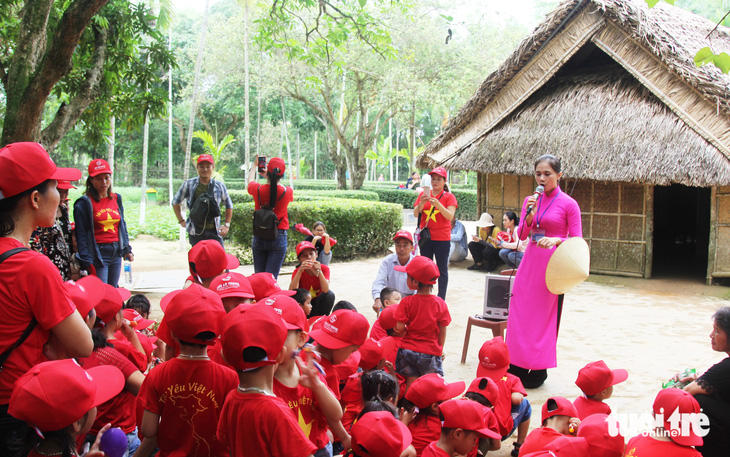 Các em học sinh về thăm quê hương Chủ tịch Hồ Chí Minh ở khu di tích Kim Liên, huyện Nam Đàn, Nghệ An - Ảnh: DOÃN HÒA