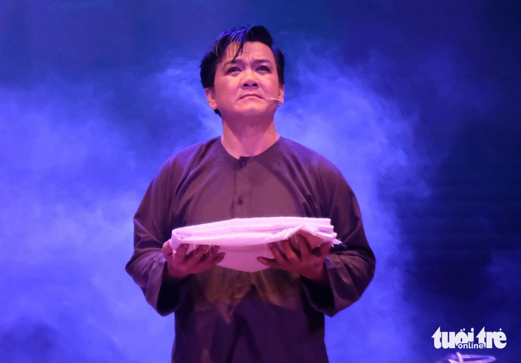 Nghệ sĩ Lê Tứ trong vai Lê Hồng Phong, vở Câu hò đất mẹ, một vở diễn về đề tài cách mạng hay của Nhà hát cải lương Trần Hữu Trang - Ảnh: LINH ĐOAN