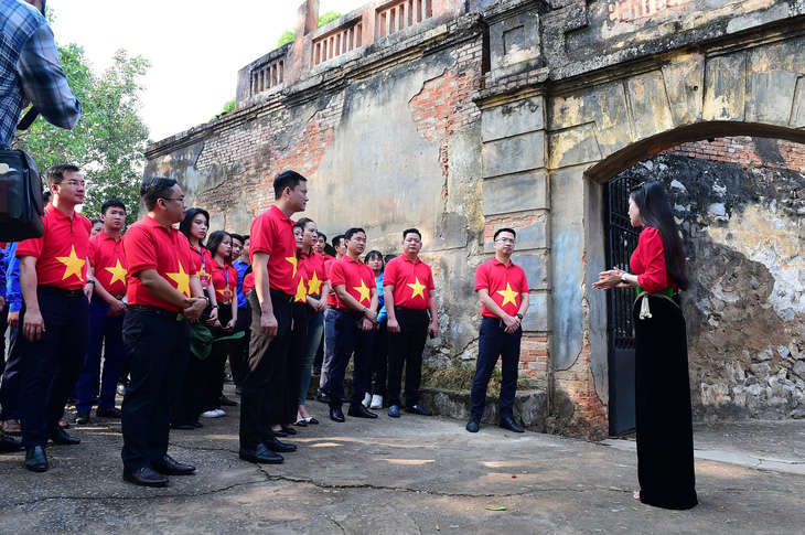 Bí thư Trung ương Đoàn Nguyễn Tường Lâm cùng đoàn đại biểu nghe các câu chuyện về những người chiến sĩ cộng sản kiên trung tại nhà tù Sơn La - Ảnh: HÀ QUÂN