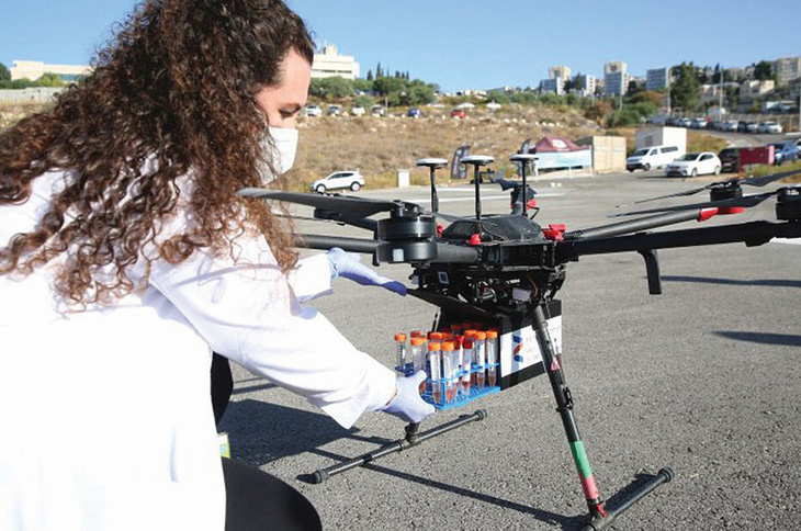 Dự án thí điểm dùng drone để vận chuyển có sự hợp tác của Trung tâm Cách mạng công nghiệp lần thứ tư (C4IR) của Israel vào năm 2021 - Ảnh: DAVID COHEN/FLASH90