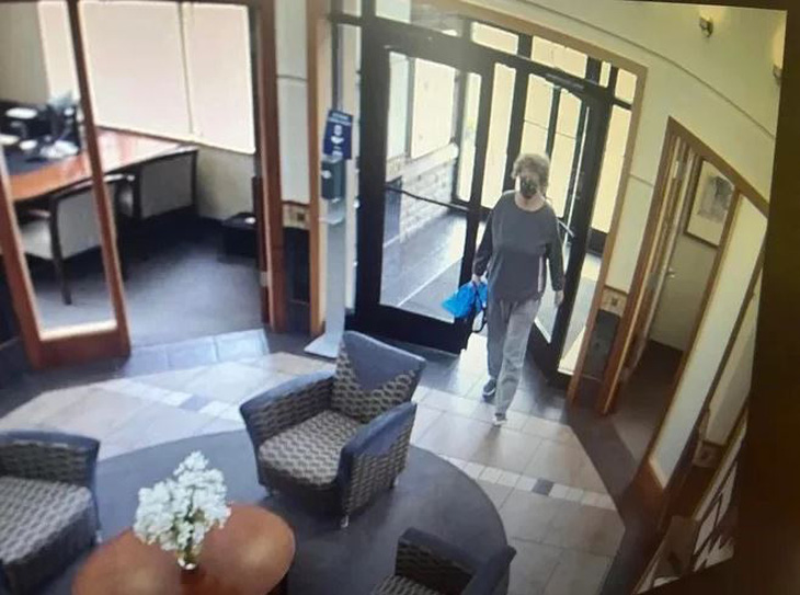 Hình ảnh được camera an ninh ghi lại khi cụ bà Ann Mayers đến ngân hàng thực hiện vụ cướp.