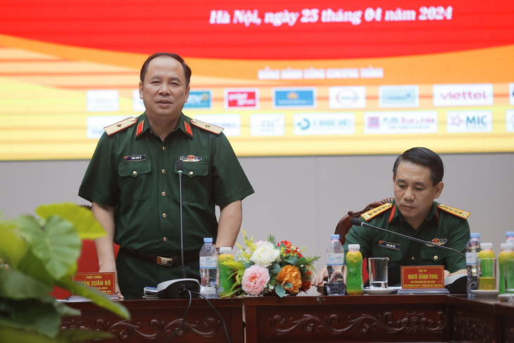 Thiếu tướng Đoàn Xuân Bộ - tổng biên tập báo Quân Đội Nhân Dân, trưởng ban tổ chức - thông tin về cuộc đua - Ảnh: Báo QĐND