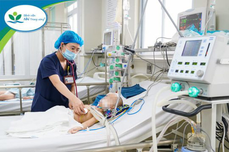 Bệnh nhi 3 tuổi nguy kịch vì ngộ độc chì đang được chăm sóc tích cực tại Bệnh viện Nhi trung ương - Ảnh: Bệnh viện cung cấp