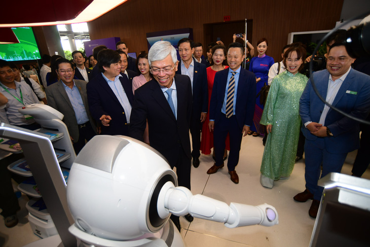 Ông Võ Văn Hoan, Phó Chủ tịch UBND TP.HCM tương tác với robot công nghệ cao của Trường Victoria - Ảnh: QUANG ĐỊNH 