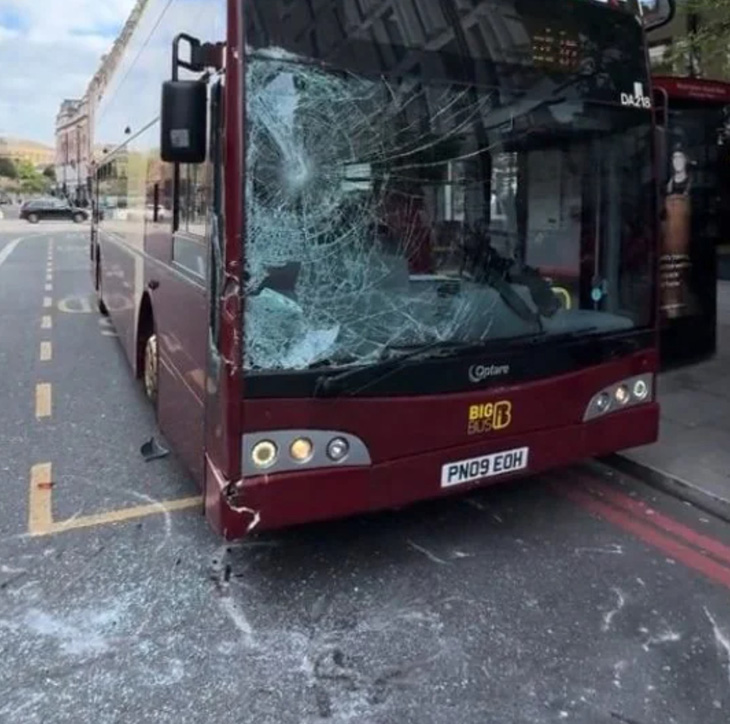 Một con ngựa làm vỡ kính chắn gió của xe buýt tại trung tâm thành phố London sáng 24-4 - Ảnh: THE TELEGRAPH