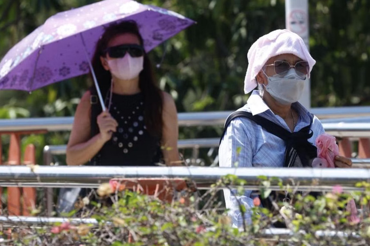 Người dân Thái Lan đối mặt với thời tiết nóng khủng hoảng trong những ngày gần đây - Ảnh: THE STRAITS TIMES