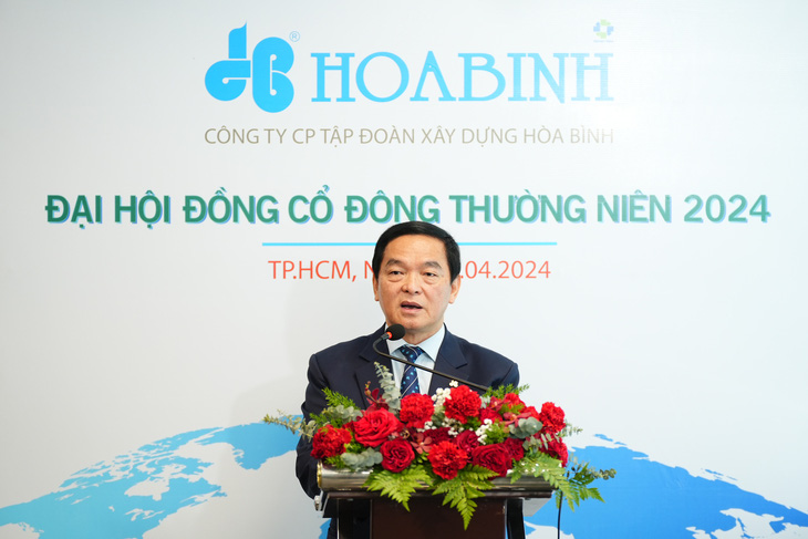 Ông Lê Viết Hải - chủ tịch Tập đoàn Xây dựng Hòa Bình - cho biết đã có 119 nhà cung cấp, nhà thầu phụ, nhà sản xuất đồng ý hoán đổi nợ bằng cổ phiếu Hòa Bình, đạt 821 tỉ đồng - Ảnh: HBC