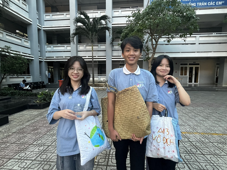 Học sinh đi dạo sân trường với những chiếc túi tự sáng tạo và thân thiện môi trường - Ảnh nhà trường cung cấp
