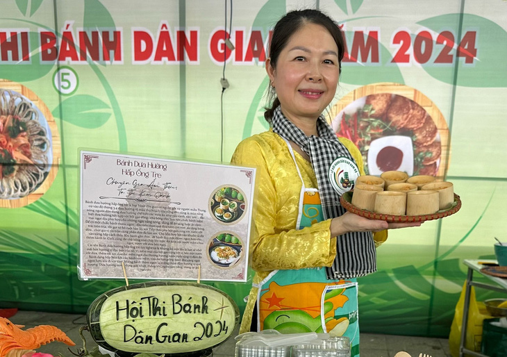 Chị Kim Oanh và món bánh dưa hường hấp ống tre đoạt giải A Hội thi bánh dân gian năm 2024 - Ảnh: NVCC
