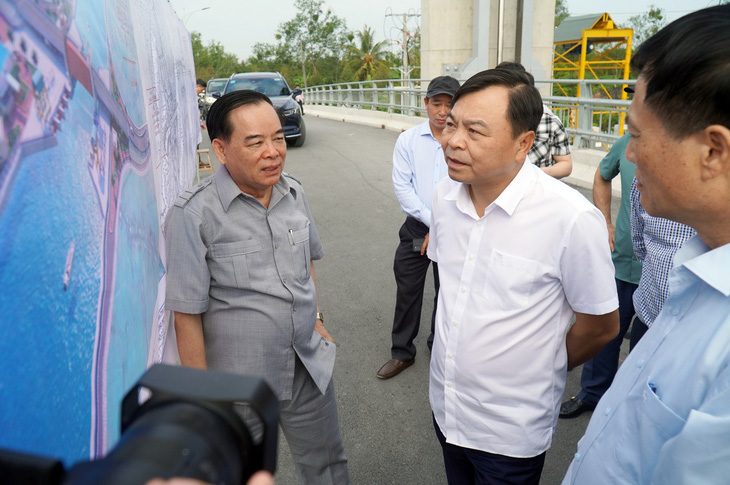 Thứ trưởng Bộ NN&PTNT Nguyễn Hoàng Hiệp (giữa) cùng lãnh đạo tỉnh Bến Tre kiểm tra 1 trong 8 cống thuộc dự án JICA-3 - Ảnh: MẬU TRƯỜNG