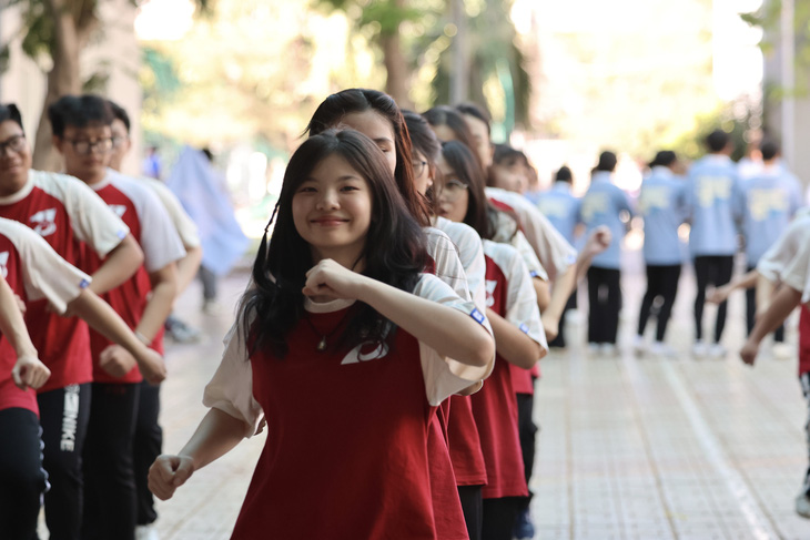 Sân trường đa màu sắc trong Ngày thứ năm hạnh phúc và các em nhún nhảy theo nhạc ở sân trường - Ảnh nhà trường cung cấp