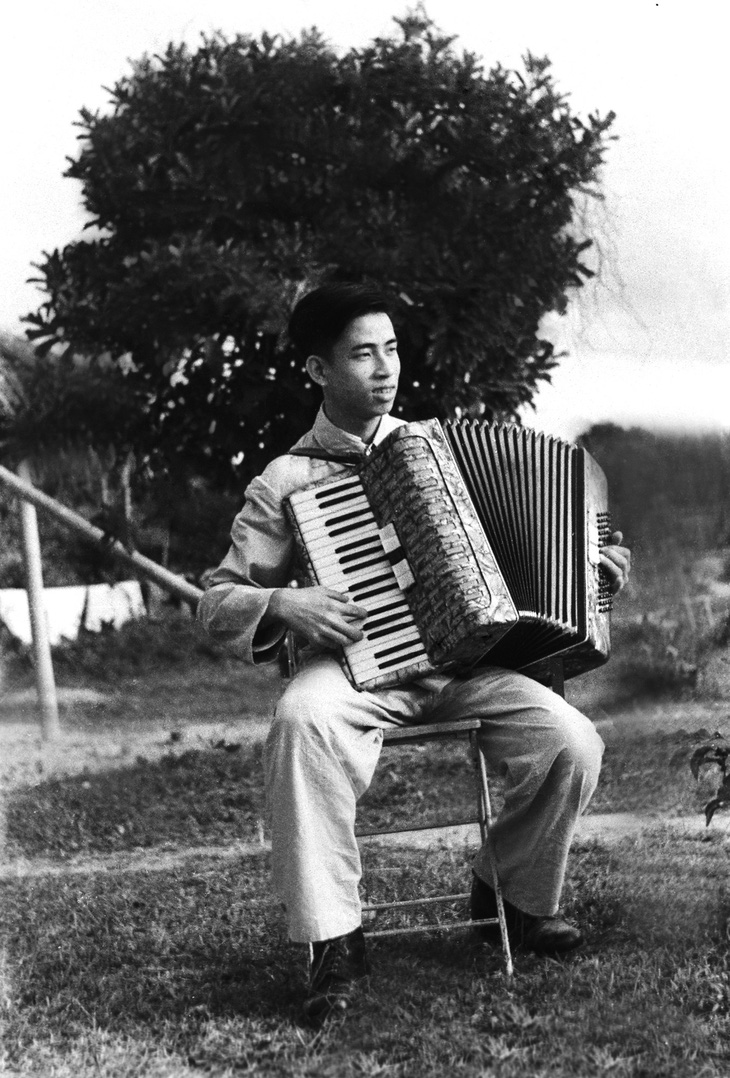 Nhà thơ Lê Nguyên, ảnh chụp tại Hà Nội năm 1955, trong kỳ nghỉ phép đầu tiên sau chiến dịch Điện Biên Phủ, sau đó ông quay lại Điện Biên Phủ để thu thập tư liệu cho Bảo tàng Quân đội (Ảnh tư liệu gia đình)