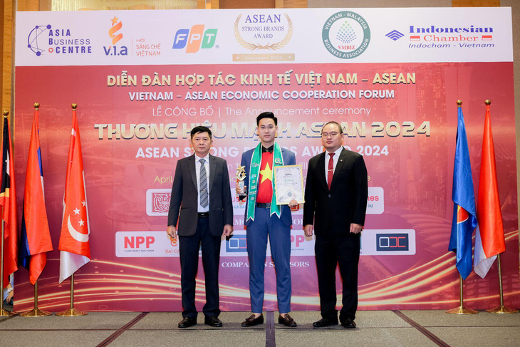 Ông Hoàng Quốc Hoàn nhận kỷ niệm chương của chương trình và chứng nhận Sản phẩm - Dịch vụ Chất lượng ASEAN 2024