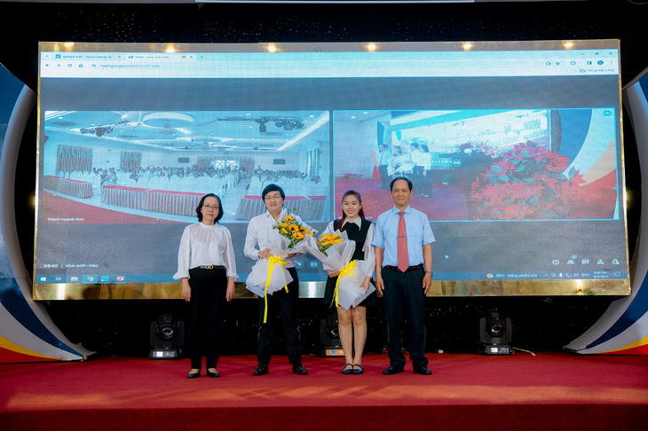 Ông Nguyễn Hữu Minh Hoàng, giám đốc Công ty TNHH Buymed, nhận hoa và phát biểu tại hội thảo diễn ra tại Đà Nẵng - Ảnh: Buymed