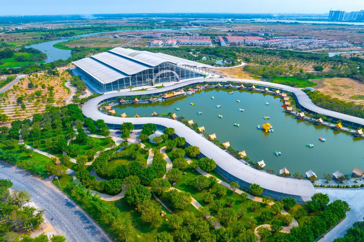 Lục Bảo Lạc Cảnh Hồ - một trong những hồ cảnh quan lớn nhất rộng gần 40.000 m2