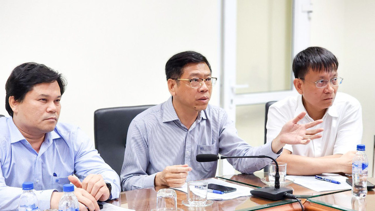 Thứ trưởng Nguyễn Xuân Sang (giữa) trực tiếp chỉ đạo tìm kiếm và điều tra vụ tai nạn - Ảnh: L.Đ.