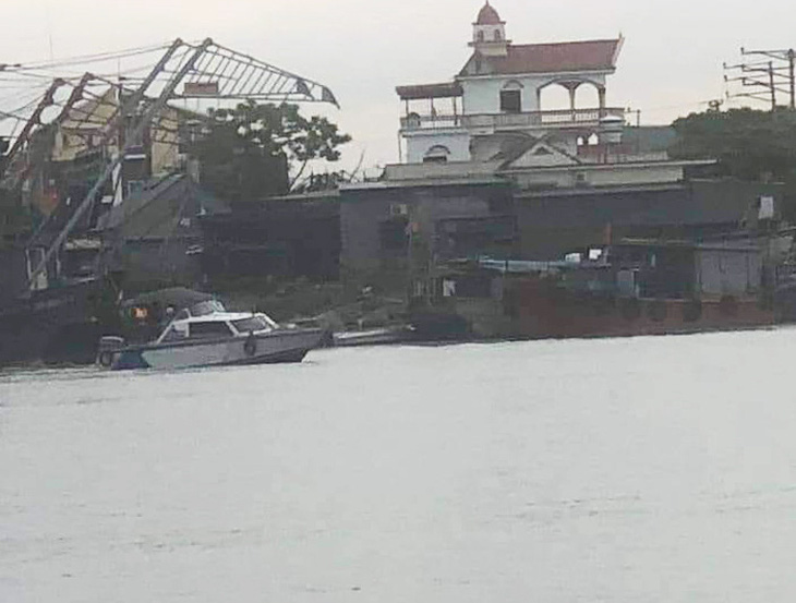 Lực lượng chức năng tổ chức tìm kiếm các ngư dân mất tích sau vụ dông lốc làm lật thuyền trên sông Chanh, đoạn thuộc phường Hà An, thị xã Quảng Yên, tỉnh Quảng Ninh - Ảnh: K.THÚY