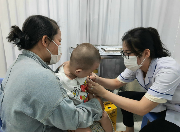 Trẻ được tiêm vắc xin tại trạm y tế trong chương trình tiêm chủng mở rộng - Ảnh: THU HIẾN