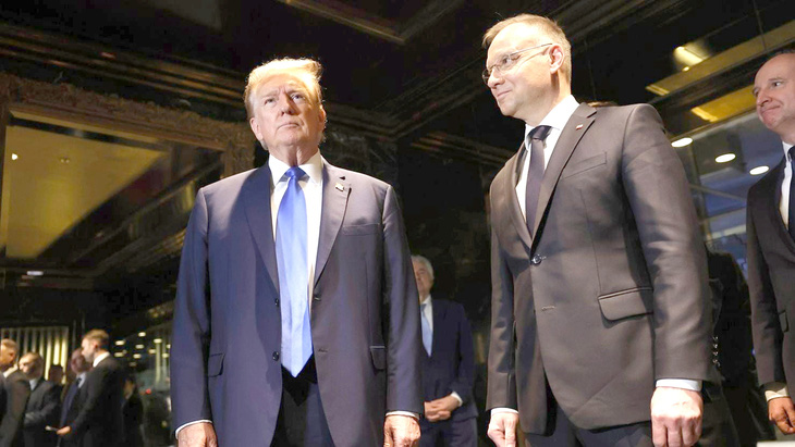 Cựu tổng thống Mỹ Donald Trump đứng cạnh Tổng thống Ba Lan Andrzej Duda trong cuộc gặp giữa hai người tại Trump Tower vào hôm 17-4 ở thành phố New York (Mỹ) - Ảnh: Getty Images