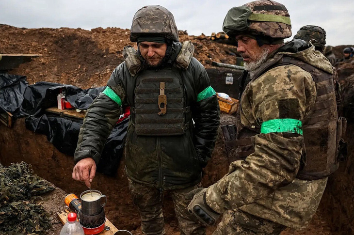 Binh sĩ Ukraine pha cà phê ngay giữa chiến hào - Ảnh: AFP