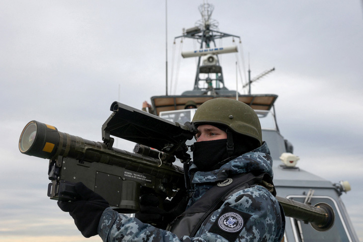 Binh sĩ Ukraine sử dụng tên lửa phòng không vác vai Stinger trên tàu tuần tra ở Biển Đen - Ảnh: AFP