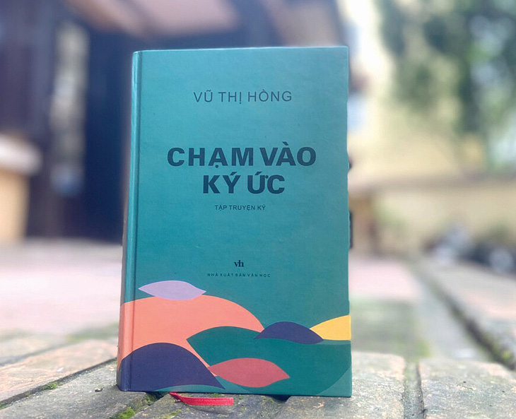 Cuốn truyện ký Chạm vào ký ức của nhà văn Vũ Thị Hồng - Ảnh: T.ĐIỂU