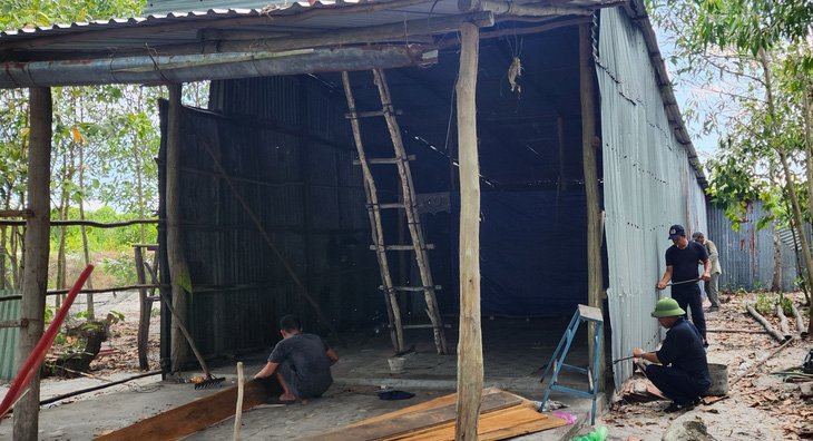 Người dân ở ấp Rạch Tràm (xã Bãi Thơm, TP Phú Quốc) tháo dỡ nhà - Ảnh: UBND TP Phú Quốc cung cấp