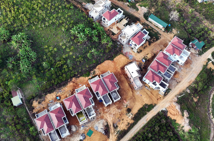 Cụm 22 căn biệt thự xây dựng không phép ở khu vực nam Lâm Đồng - Ảnh: L.A.