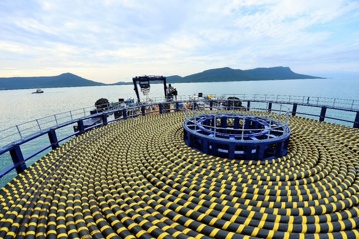 Thi công kéo cáp điện vượt đại dương của công trình đường dây 110kV xuyên biển Hà Tiên - Phú Quốc