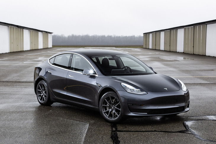 Tesla chỉ có thể vươn lên vị trí số 1 làng xe điện toàn cầu sau khi ra mắt Model 3 nhắm tới tập khách hàng đại chúng - Ảnh: Car and Driver