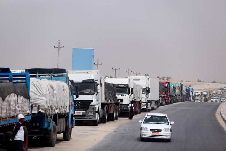 Các xe tải viện trợ ở khu vực cửa khẩu Rafah, Gaza tại biên giới với Ai Cập hôm 25-4 - Ảnh: REUTERS