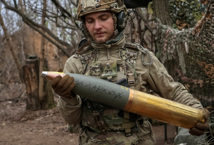 Một binh sĩ thuộc Lực lượng Vệ binh quốc gia Ukraine chuẩn bị đạn pháo ở tiền tuyến tại Donetsk - Ảnh: REUTERS