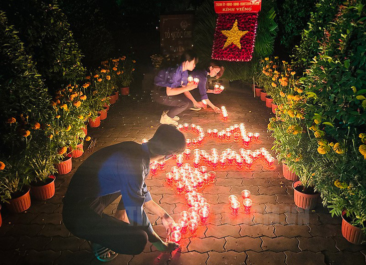 Đoàn viên, thanh niên thắp nến tri ân tưởng niệm các anh hùng liệt sĩ tại Nghĩa trang liệt sĩ TP.HCM - Ảnh: THÀNH ỦY TP.HCM
