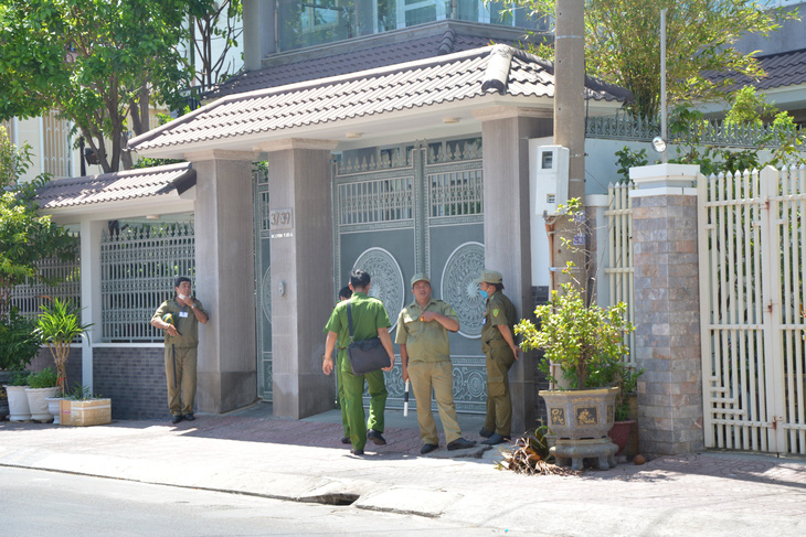 Tổ công tác Bộ Công an và Viện kiểm sát có mặt tại nhà riêng cựu chủ tịch tỉnh Bình Thuận chiều 26-4 - Ảnh: ĐỨC TRONG