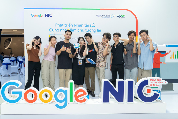 Google Career Certificates (GCC - Chương trình Phát triển Nhân tài số) là hoạt động phi lợi nhuận được phối hợp tổ chức bởi Trung Tâm Đổi mới Sáng tạo Quốc gia Việt Nam (NIC) và Google. Từ ngày 26-4, khóa học miễn phí về AI “Google AI Essential” được cập nhật trong chương trình của GCC