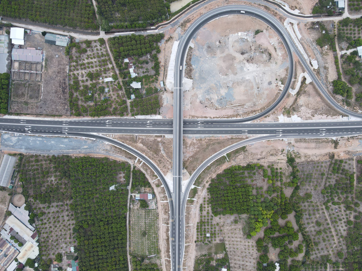 Nút giao Suối Dầu, lối ra trên cao tốc có quãng đường ngắn nhất về Nha Trang - Ảnh: TRẦN HƯỚNG