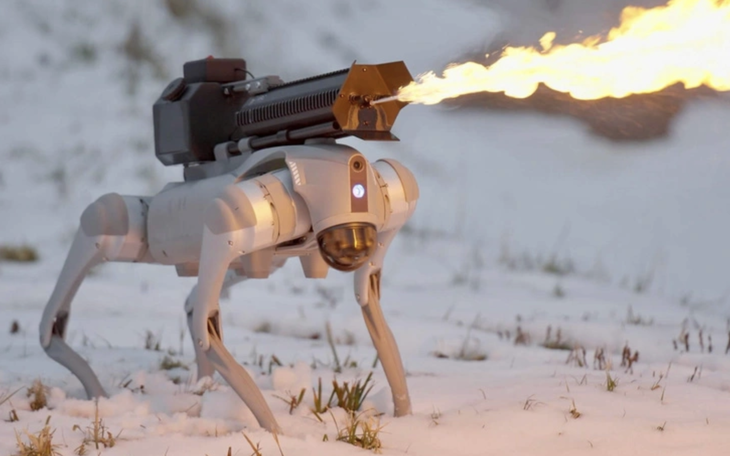 "Hot dog chính hiệu" - Robot chó phun lửa đầu tiên trên thế giới!