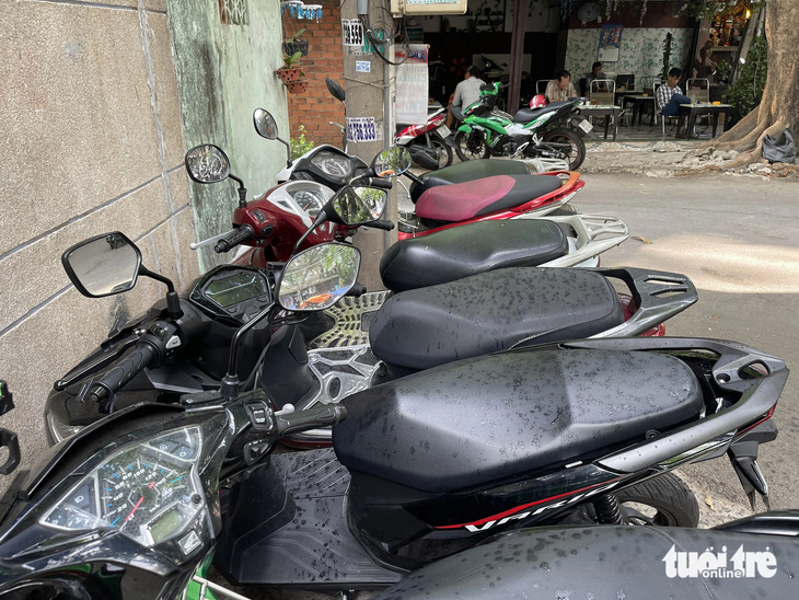 Mưa chưa đủ ướt yên xe tại quận Bình Thạnh - Ảnh: LÊ PHAN