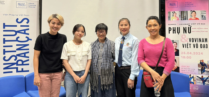 Các nhân vật tham gia cuốn phim tài liệu của hai nghệ sĩ người Pháp, ở giữa là bà Danièle Thiều Thị Tân, cựu tù Côn Đảo - Ảnh: MINH KHÔI