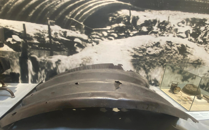 Mảnh nắp hầm của tướng Đờ Cát (Christian de Castries) tại Sở chỉ huy Tập đoàn cứ điểm Điện Biên Phủ, năm 1954 - Ảnh: T.ĐIỂU