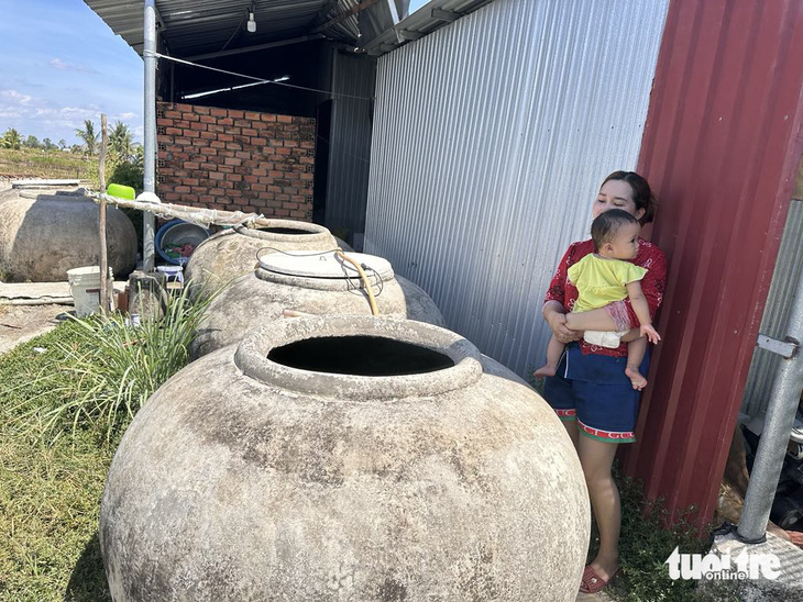 Người dân vùng ven biển của tỉnh Kiên Giang chuẩn bị dụng cụ trữ nước truyền thống, nhưng cũng không có nước để trữ - Ảnh: HOÀNG TRÍ DŨNG