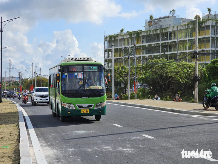 Người dân ở khu vực đường Phạm Hữu Lầu bày tỏ vui mừng được đi trên con đường mới, bớt cảnh xuống cấp, kẹt xe - Ảnh: THU DUNG