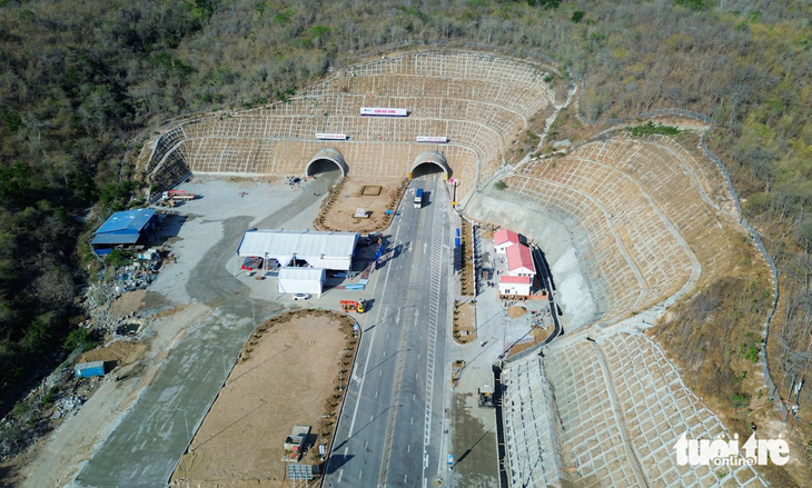 Hầm Núi Vung dài 2,25km, giai đoạn 1 sử dụng một ống hầm lưu thông hai chiều - Ảnh: DUY NGỌC 