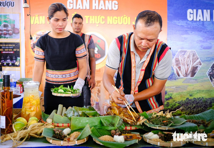 Gian văn hóa ẩm thực người Jarai trình bày bắt mắt tại hội thi - Ảnh: TẤN LỰC 