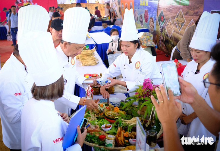 Giám khảo chấm chọn những món ngon từ đảng sâm do đội thi xã Văn Xuôi, huyện Tu Mơ Rông, trình bày - Ảnh: TẤN LỰC 