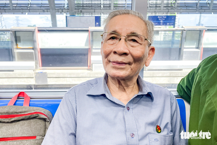 Ông Phan Hải Tân (92 tuổi) cho biết rất phấn khởi khi ngồi trên chuyến tàu metro số 1 đầu tiên của TP.HCM - Ảnh: CẨM NƯƠNG