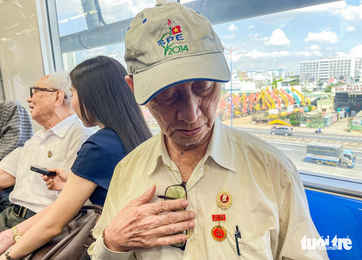 Ông Lê Đình Xuân (90 tuổi) chia sẻ: "Hôm nay ông cùng các đồng đội mang theo những huân chương và ngồi trên chuyến tàu metro số 1 này là niềm tự hào, khó thể diễn tả hết" - Ảnh: CHÂU TUẤN