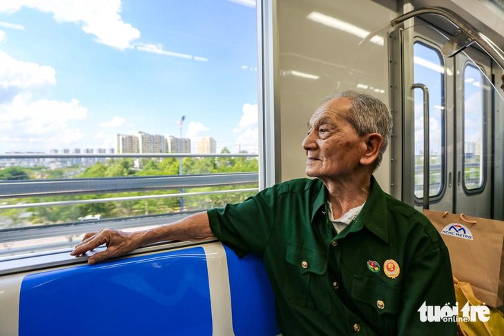 "Tôi thấy đường ray trên cao của tuyến metro số 1 lâu nay, nhưng đây là lần đầu tiên được trải nghiệm. Hy vọng sắp tới tuyến này sớm khánh thành để nhiều người dân hơn nữa có thể đi", ông Trịnh Hữu Cán (93 tuổi) nói - Ảnh: CHÂU TUẤN