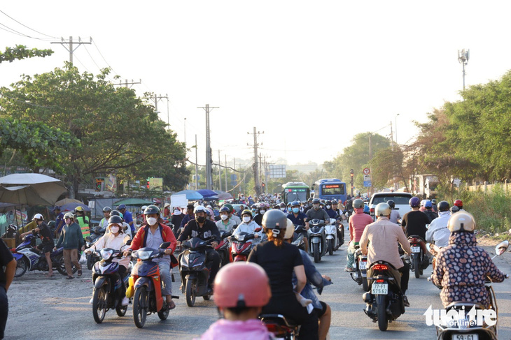 Mật độ xe cộ trên đường Lã Xuân Oai, TP Thủ Đức đặc ken vào giờ cao điểm - Ảnh: NGỌC QUÝ