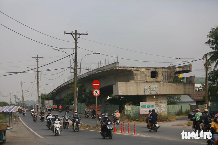 Cầu Tăng Long khi hoàn thành sẽ giúp cải thiện, giảm tải tình trạng ùn ứ trên đường Lã Xuân Oai - Ảnh: CHÂU TUẤN